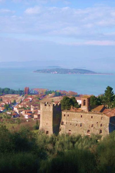 A Trasimeno-tó látképe Badia községgel